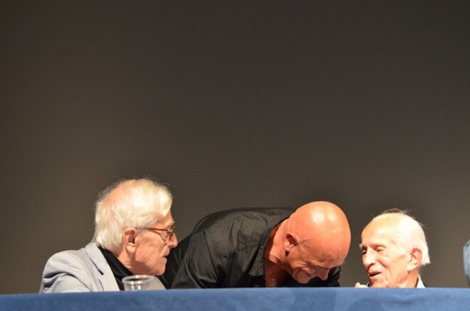 Visa pour l’image Perpignan septembre 2013 – John G. Morris (à gauche), David Duncan (à droite) avec Rémy Ourdan (au centre) ava © Geneviève Delalot Visa pour l’image Perpignan septembre 2013 – John G. Morris (à gauche), David Duncan (à droite) avec Rémy Ourdan (au centre) ava © Geneviève Delalot